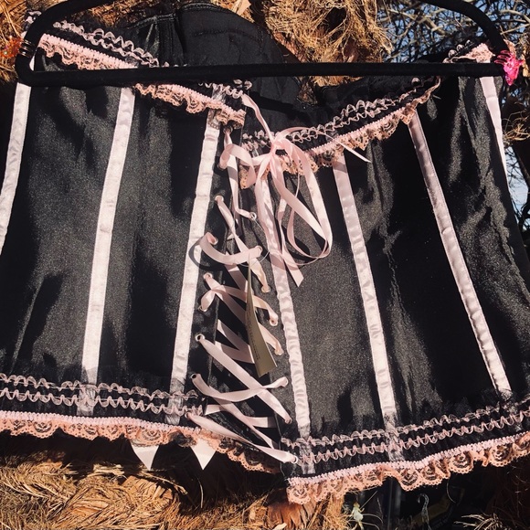 NWT PLUS SIZE Bustier black and pink satin ribbon details boned 4xl - Picture 5 of 6